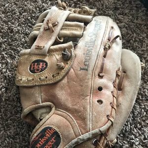 Brown louisvelle slugger leather baseball mitt